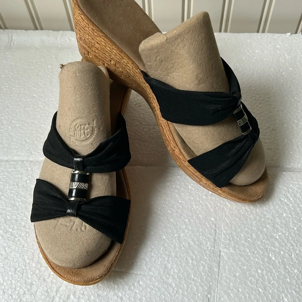 Italian Shoemaker women bejewel Cork Wedge 2.5” Heel suede insole size 8 black